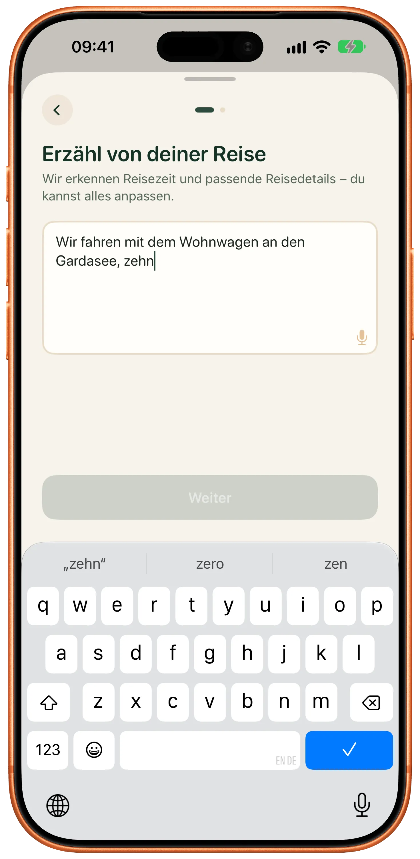 Freitextfeld mit einer angefangenen Reisebeschreibung, das Mikrofon im Feld ist aktiv